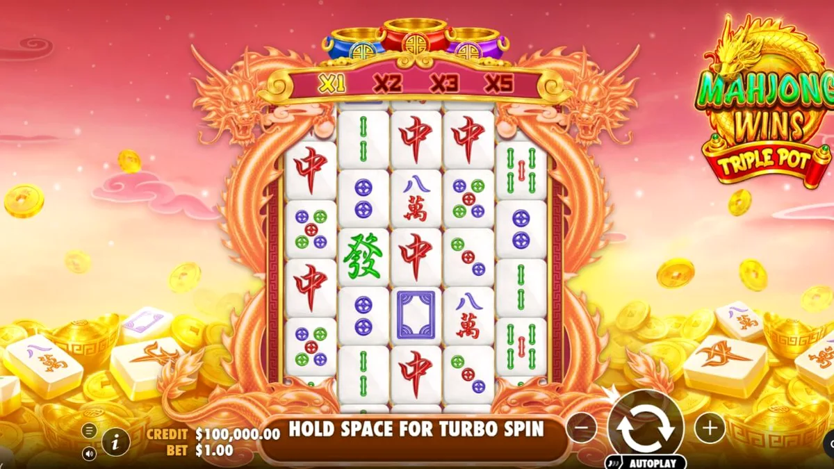 Tampilan antarmuka seluler slot Mahjong Wins Triple Pot dengan latar belakang medan perang.